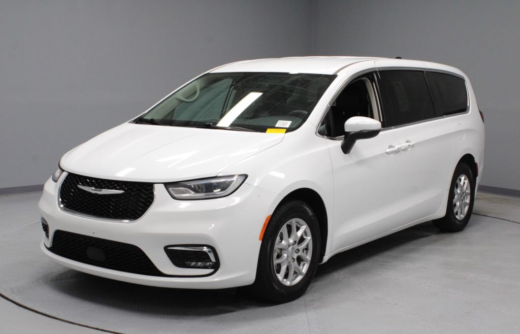 Used 2023 Chrysler Pacifica Touring-L FWD image 7