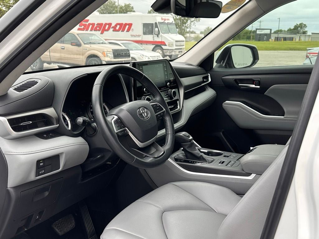 Used 2022 Toyota Highlander XLE AWD/4WD image 11