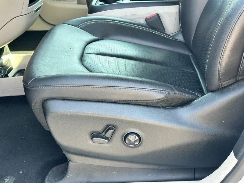 Used 2024 Chrysler Pacifica Touring-L FWD image 19