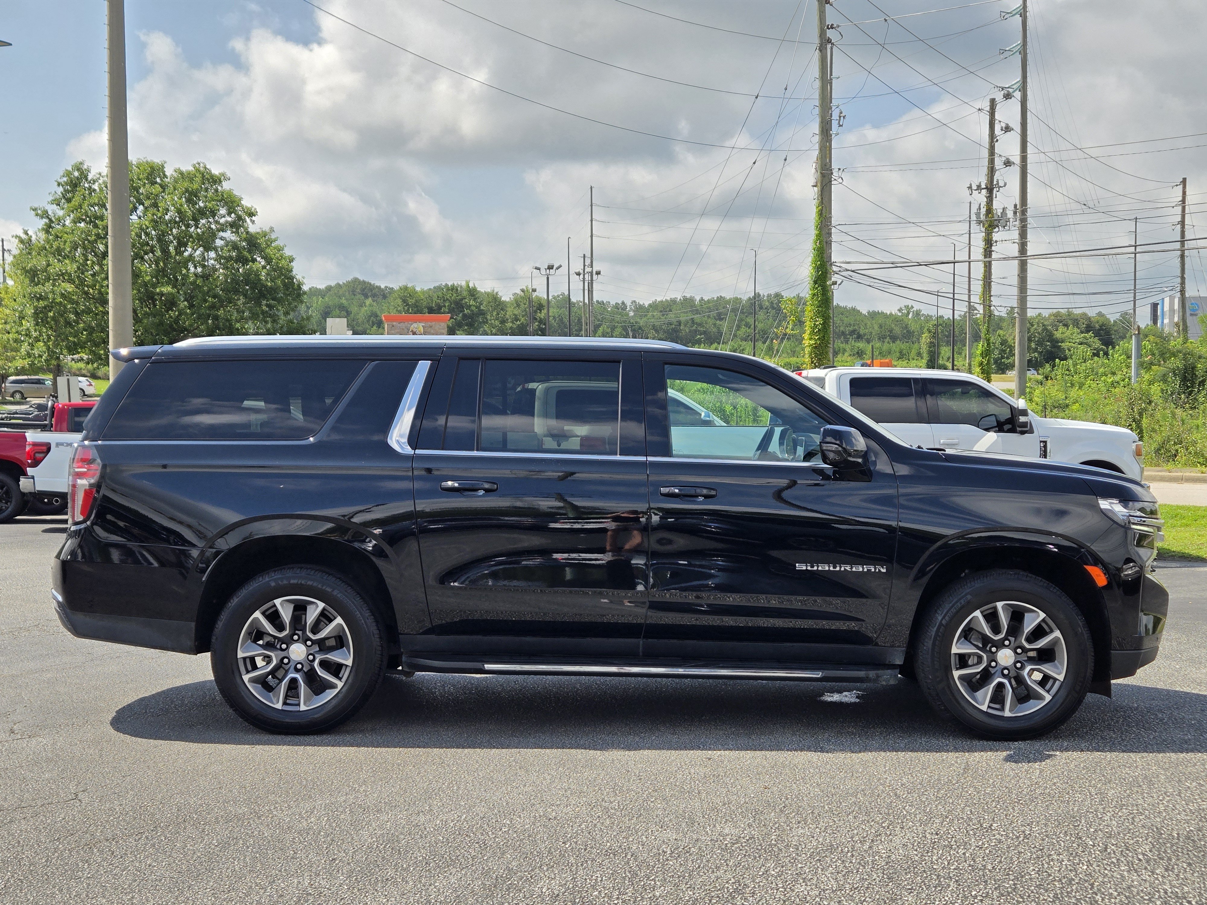 Used 2024 Chevrolet Suburban LT w/ Luxury Package RWD image 7