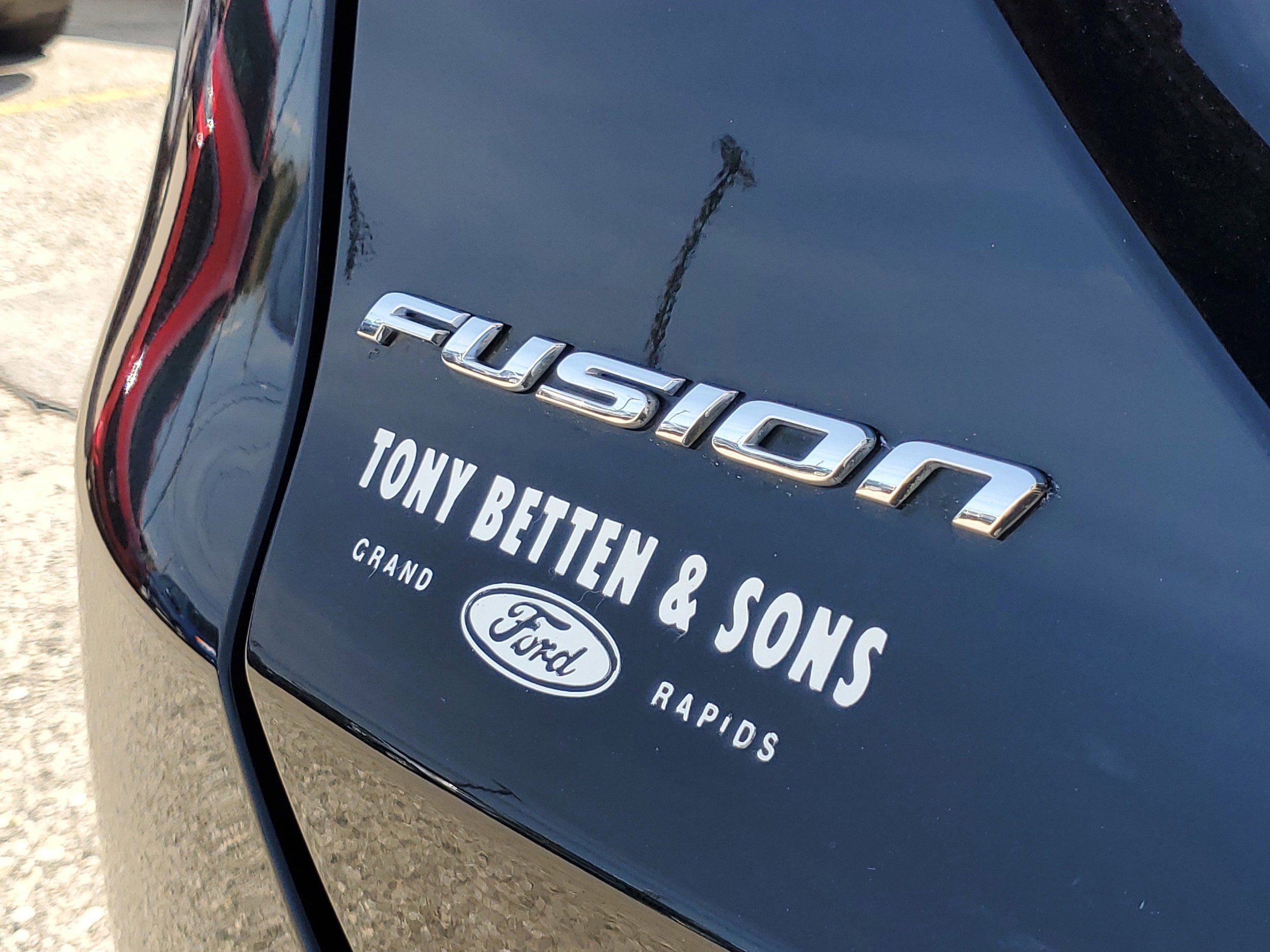 Certified 2017 Ford Fusion SE w/ Fusion SE Technology Package FWD image 8