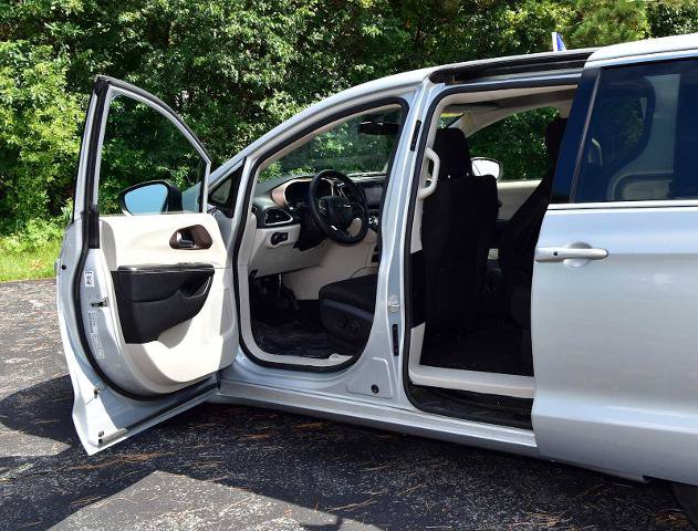 Used 2022 Chrysler Voyager LX FWD image 11