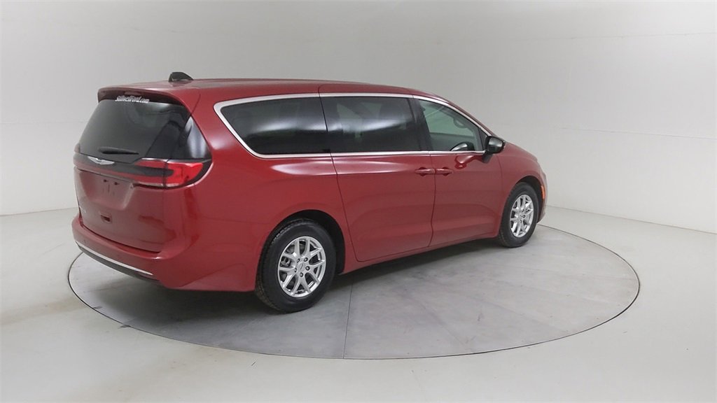 Used 2024 Chrysler Pacifica Touring-L image 13