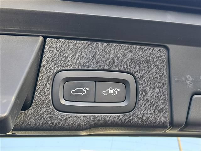 Used 2023 Volvo XC60 B5 Plus FWD image 17