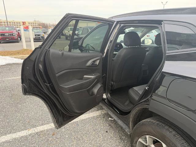 Used 2025 Chevrolet Trax LT w/ LT Convenience Package image 12