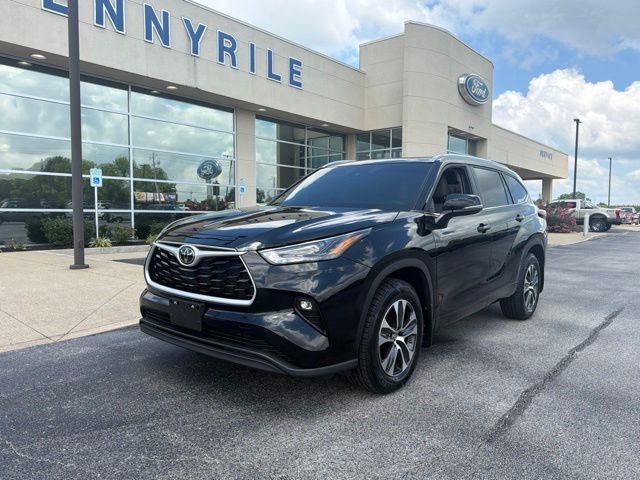 Used 2024 Toyota Highlander XLE AWD/4WD image 1