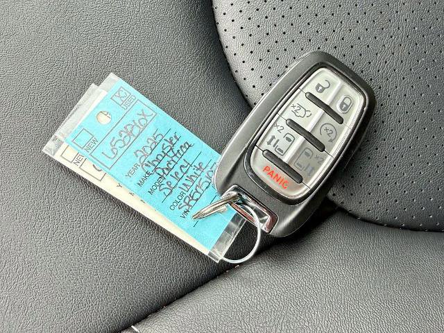 Used 2025 Chrysler Pacifica Select image 31