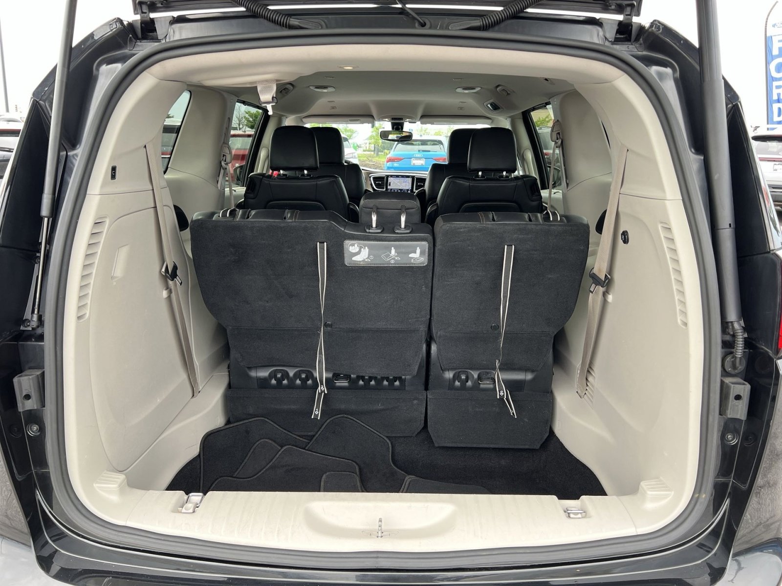 Used 2018 Chrysler Pacifica Touring-L FWD image 34