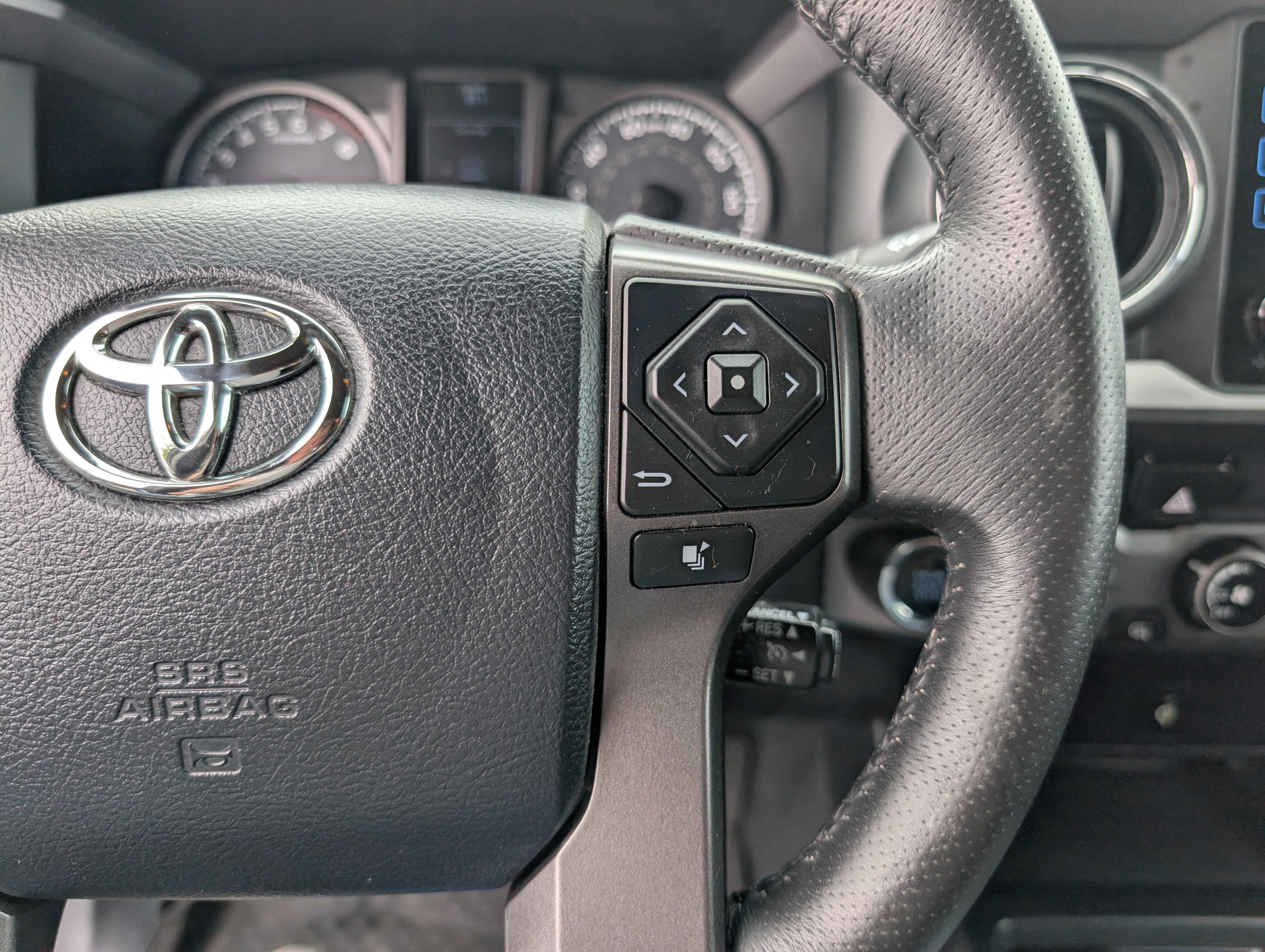 Used 2017 Toyota Tacoma TRD Sport AWD/4WD image 18