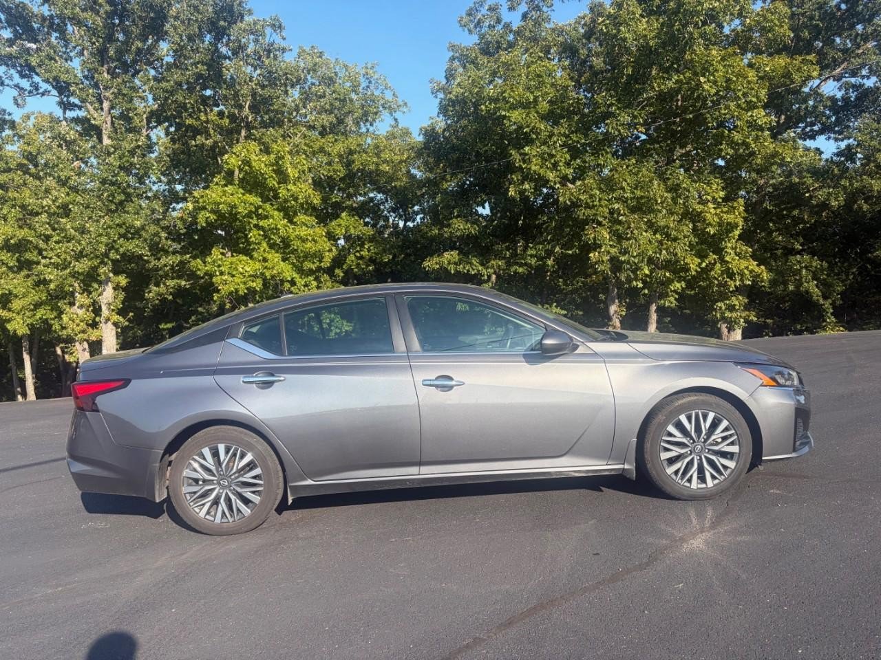 Used 2024 Nissan Altima 2.5 SV w/ SV Premium Package FWD image 2