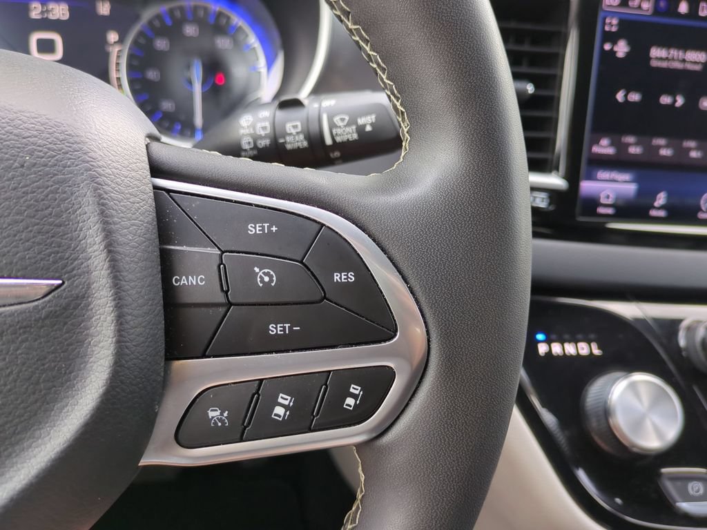 Used 2023 Chrysler Pacifica Touring-L FWD image 29