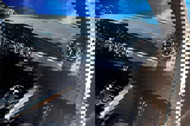 Used 2021 Mercedes-Benz GLB 250 w/ Premium Package image 17