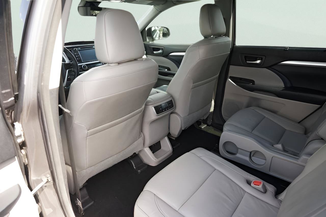 Used 2017 Toyota Highlander XLE FWD image 12