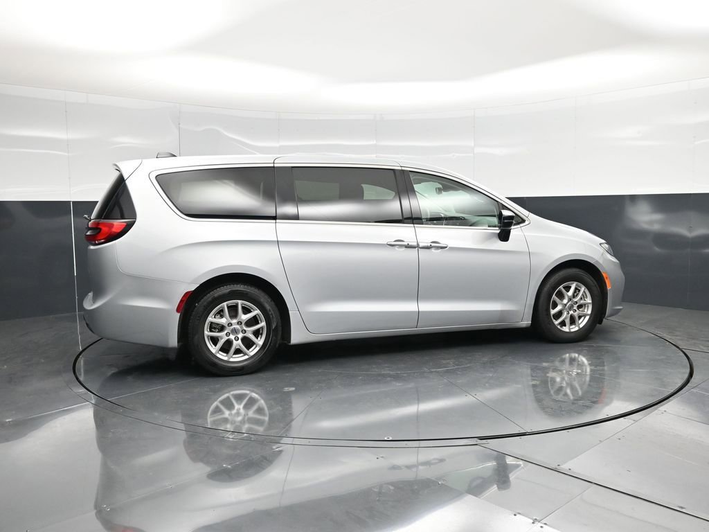 Used 2024 Chrysler Pacifica Touring-L image 2