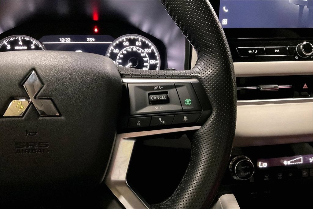 Used 2025 Mitsubishi Outlander SE AWD/4WD image 18