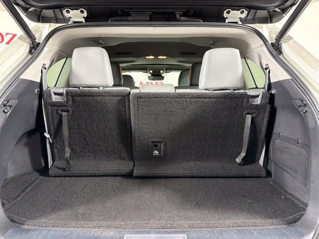 Used 2021 Toyota Highlander XLE FWD image 28