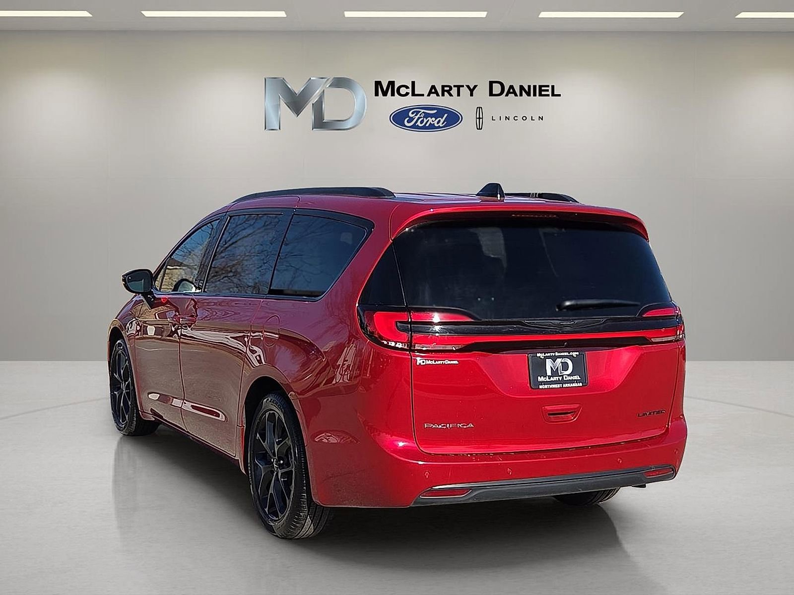 Used 2025 Chrysler Pacifica Limited image 4