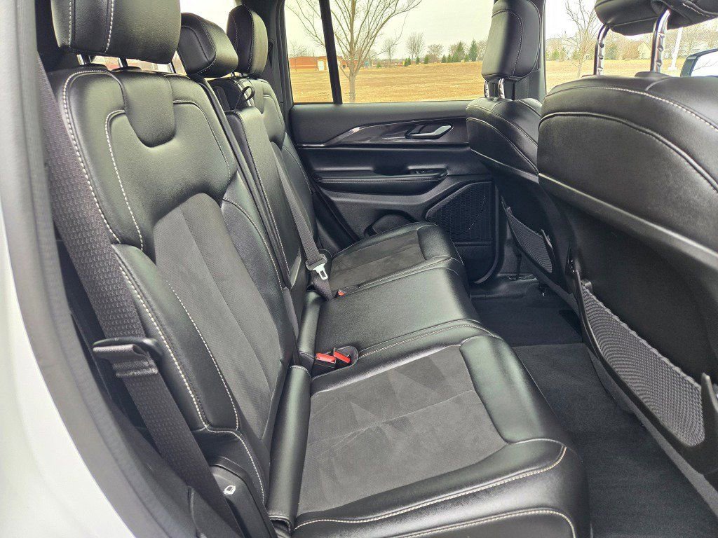 Used 2023 Jeep Grand Cherokee Altitude image 11