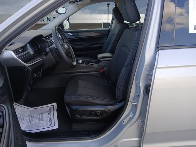 Used 2024 Jeep Grand Cherokee Laredo RWD image 9