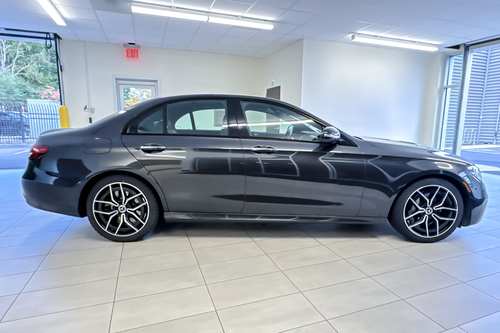Used 2022 Mercedes-Benz E 450 4MATIC Sedan image 3