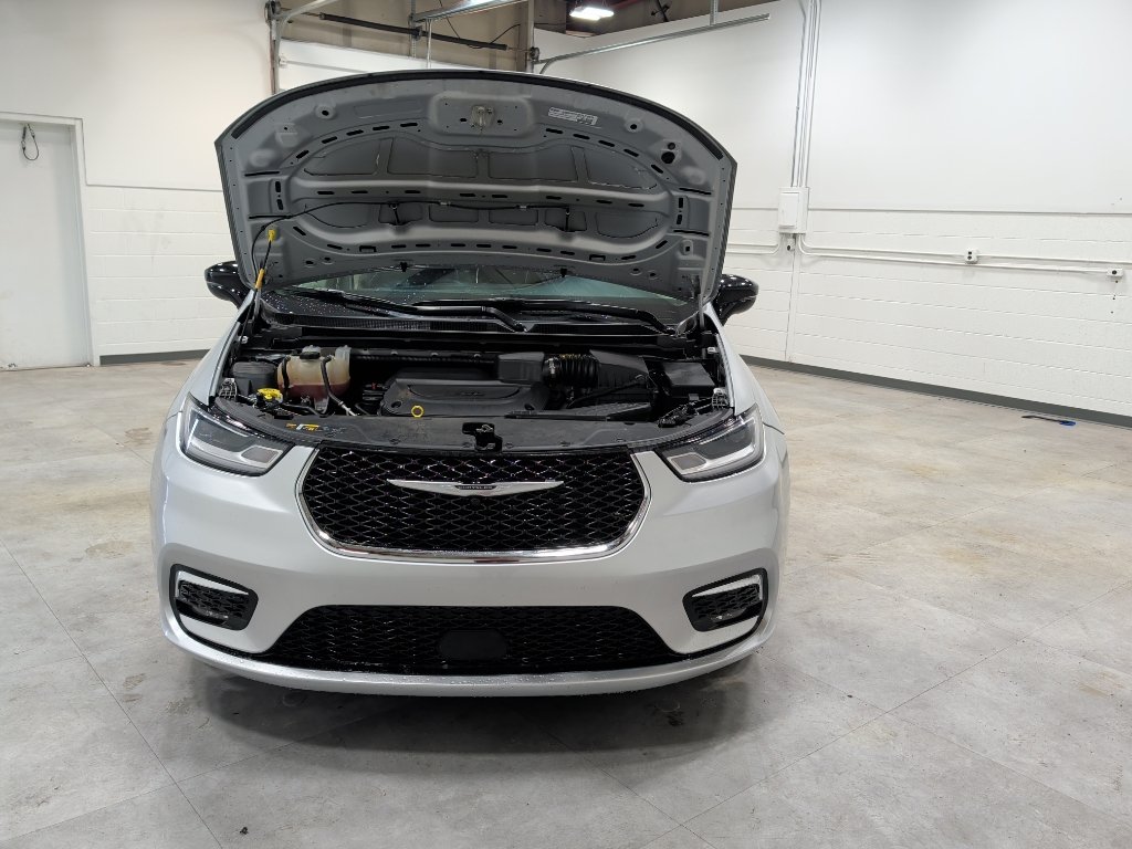 Used 2024 Chrysler Pacifica Touring-L FWD image 9