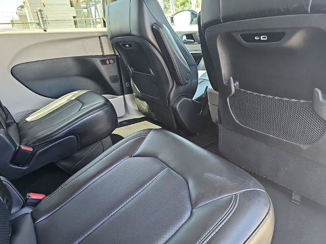 Used 2024 Chrysler Pacifica Touring-L FWD image 11
