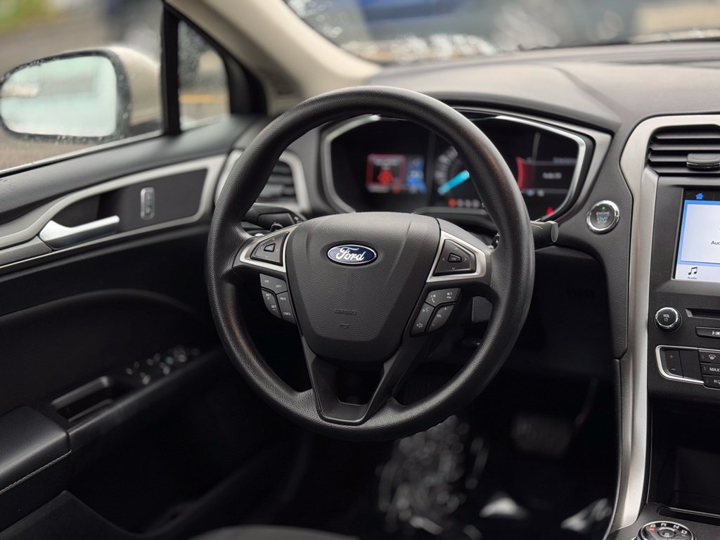Certified 2017 Ford Fusion SE w/ Fusion SE Technology Package FWD image 17
