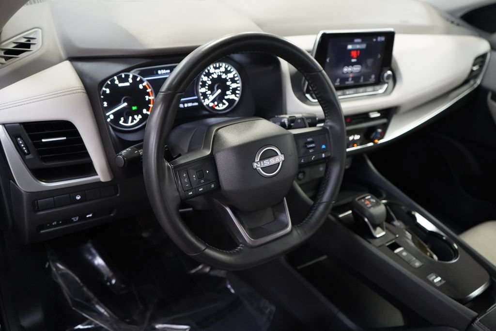Used 2025 Nissan Rogue SV FWD image 15