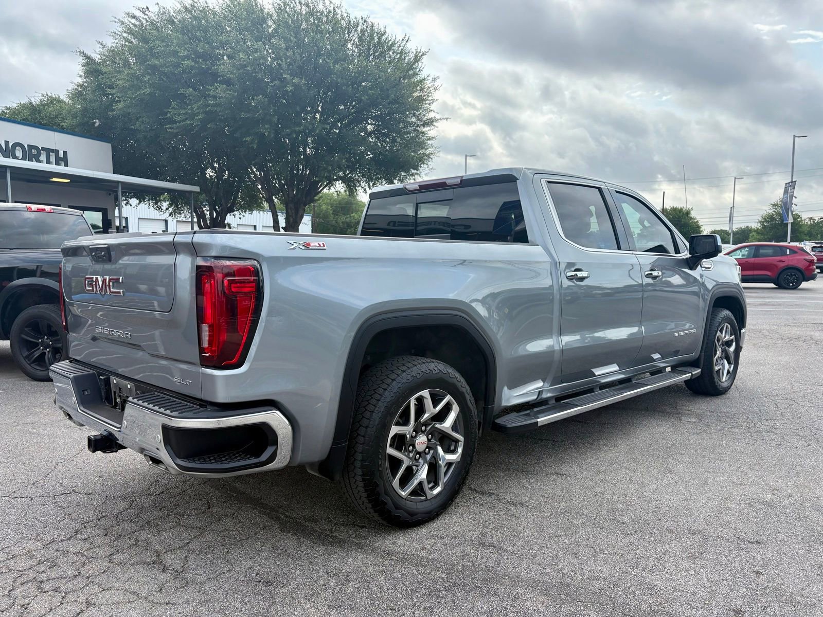 Used 2023 GMC Sierra 1500 SLT AWD/4WD image 3