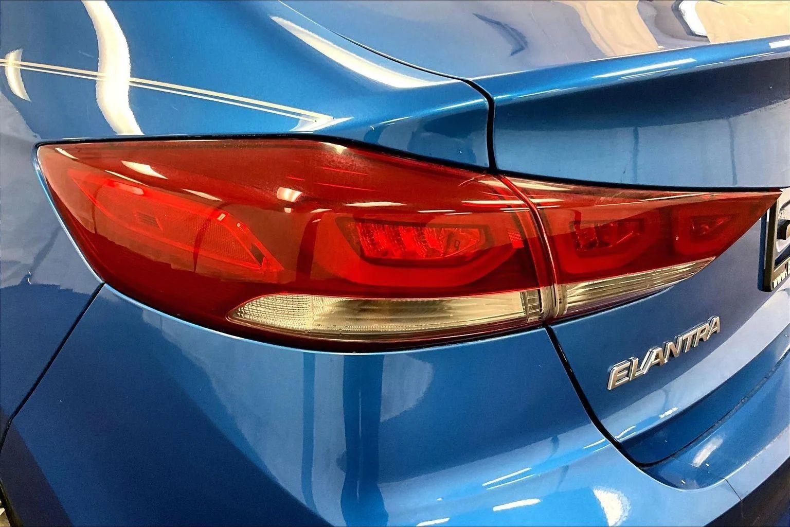 Used 2017 Hyundai Elantra Limited w/ Limited Tech Package 04 image 28