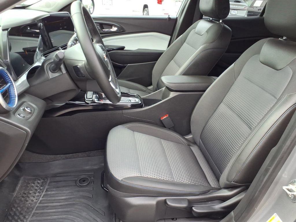 Used 2025 Chevrolet Trax LT w/ LT Convenience Package image 18