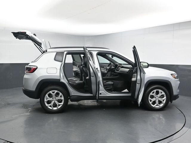 Used 2024 Jeep Compass Latitude AWD/4WD image 37
