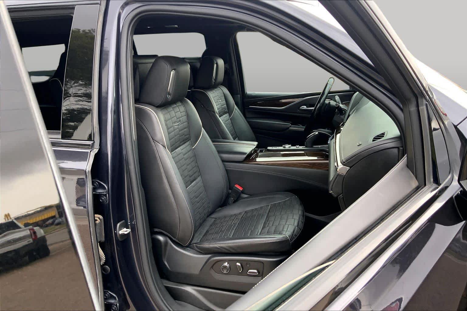 Used 2022 Cadillac Escalade Sport Platinum w/ Heavy-Duty Trailer Package AWD/4WD image 9
