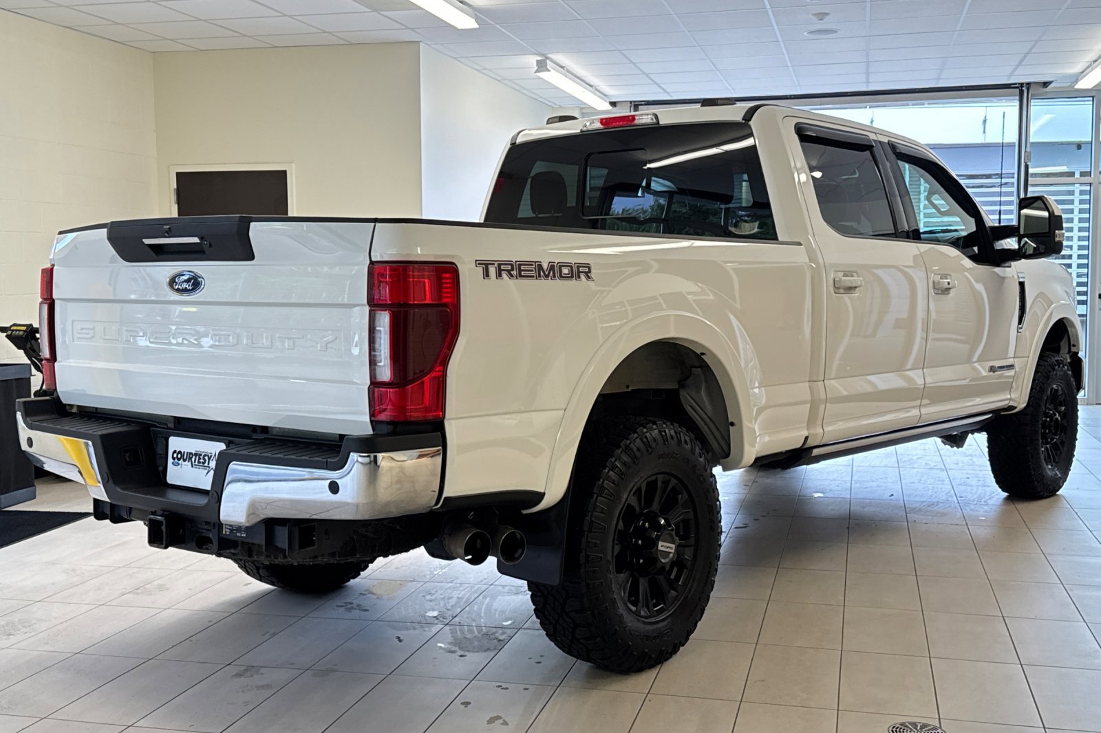 Certified 2021 Ford F350 Lariat w/ Tremor Off-Road Package image 4