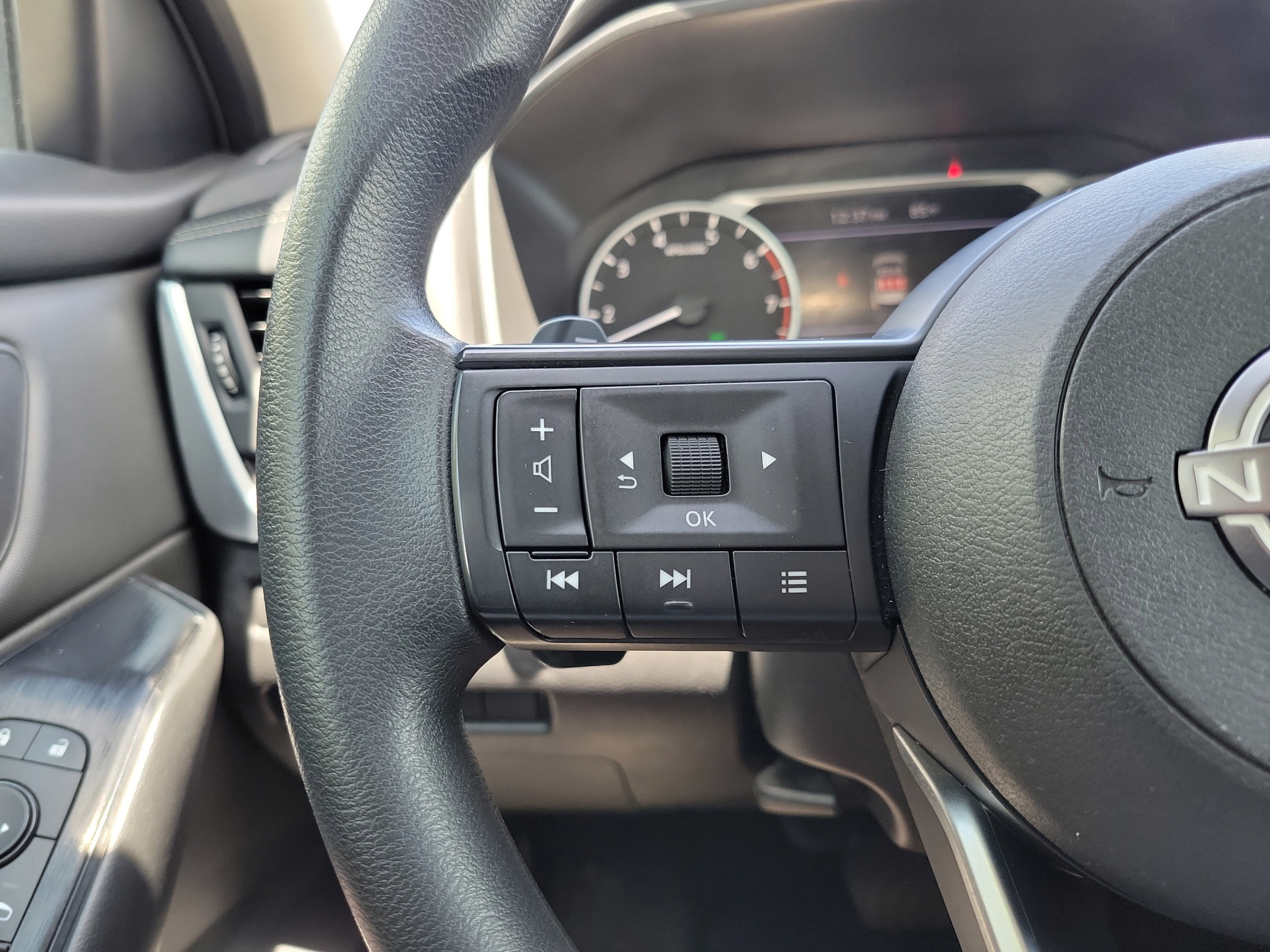 Used 2024 Nissan Rogue S AWD/4WD image 21