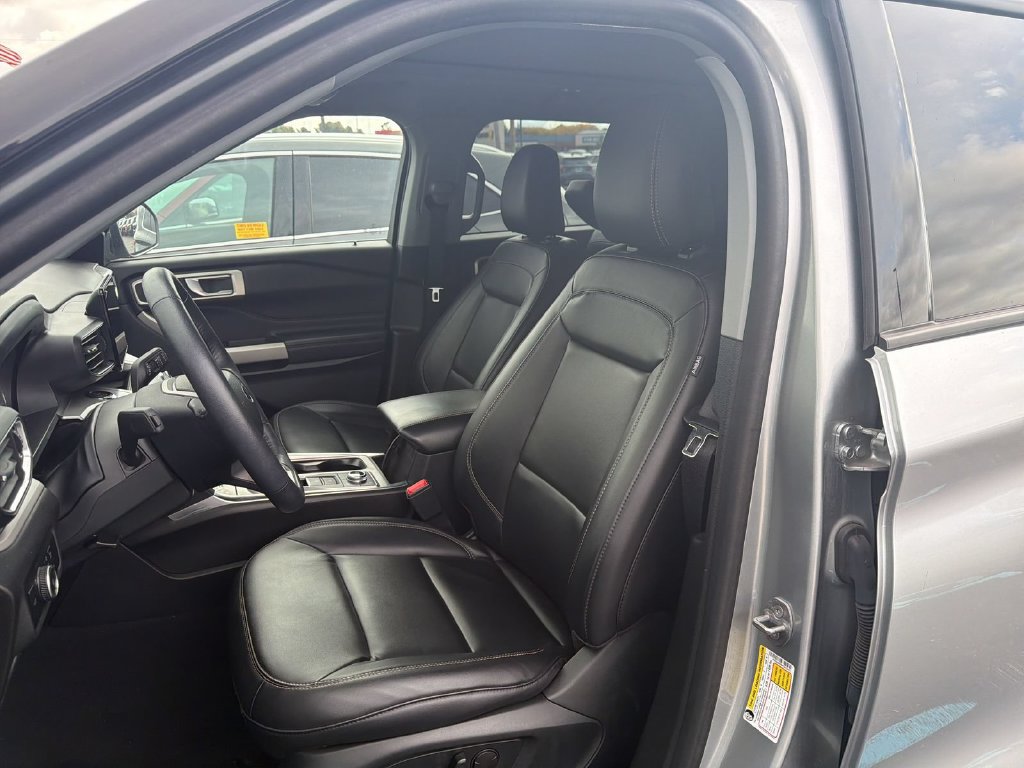 Certified 2023 Ford Explorer XLT w/ Equipment Group 202A AWD/4WD image 9