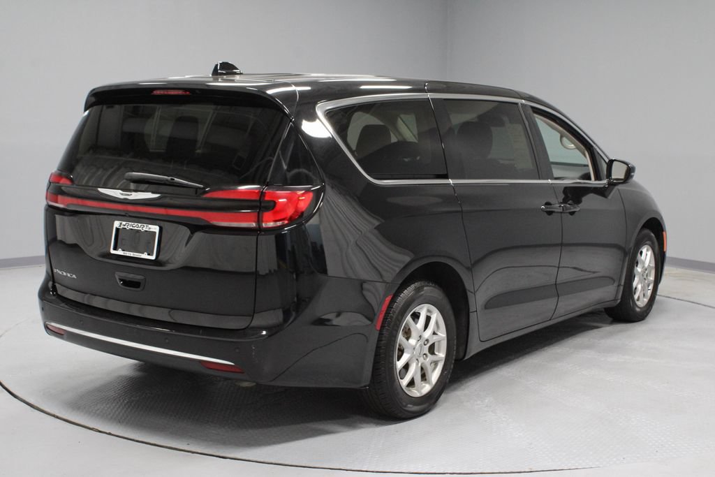 Used 2024 Chrysler Pacifica Touring-L FWD image 12
