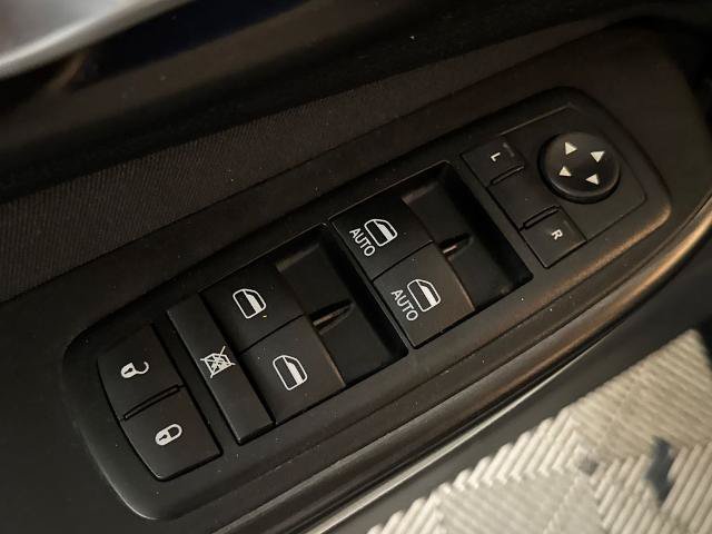 Used 2017 Jeep Cherokee Latitude w/ Cold Weather Group FWD image 16