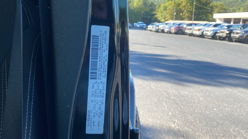 Used 2018 Jeep Wrangler Unlimited Sahara w/ Connectivity Group AWD/4WD image 18