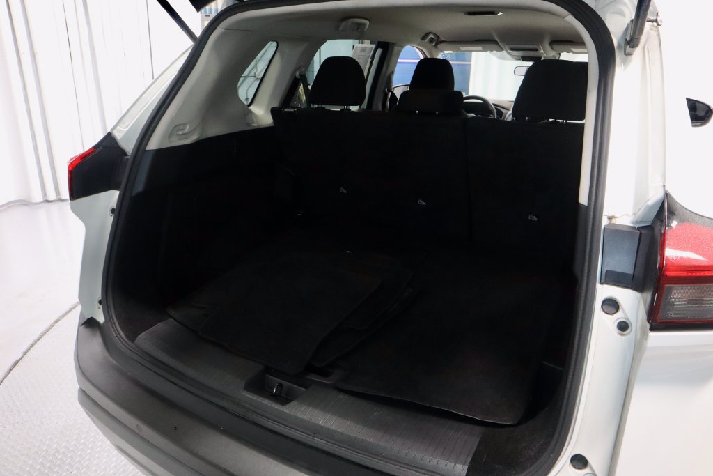 Used 2023 Nissan Rogue S FWD image 15