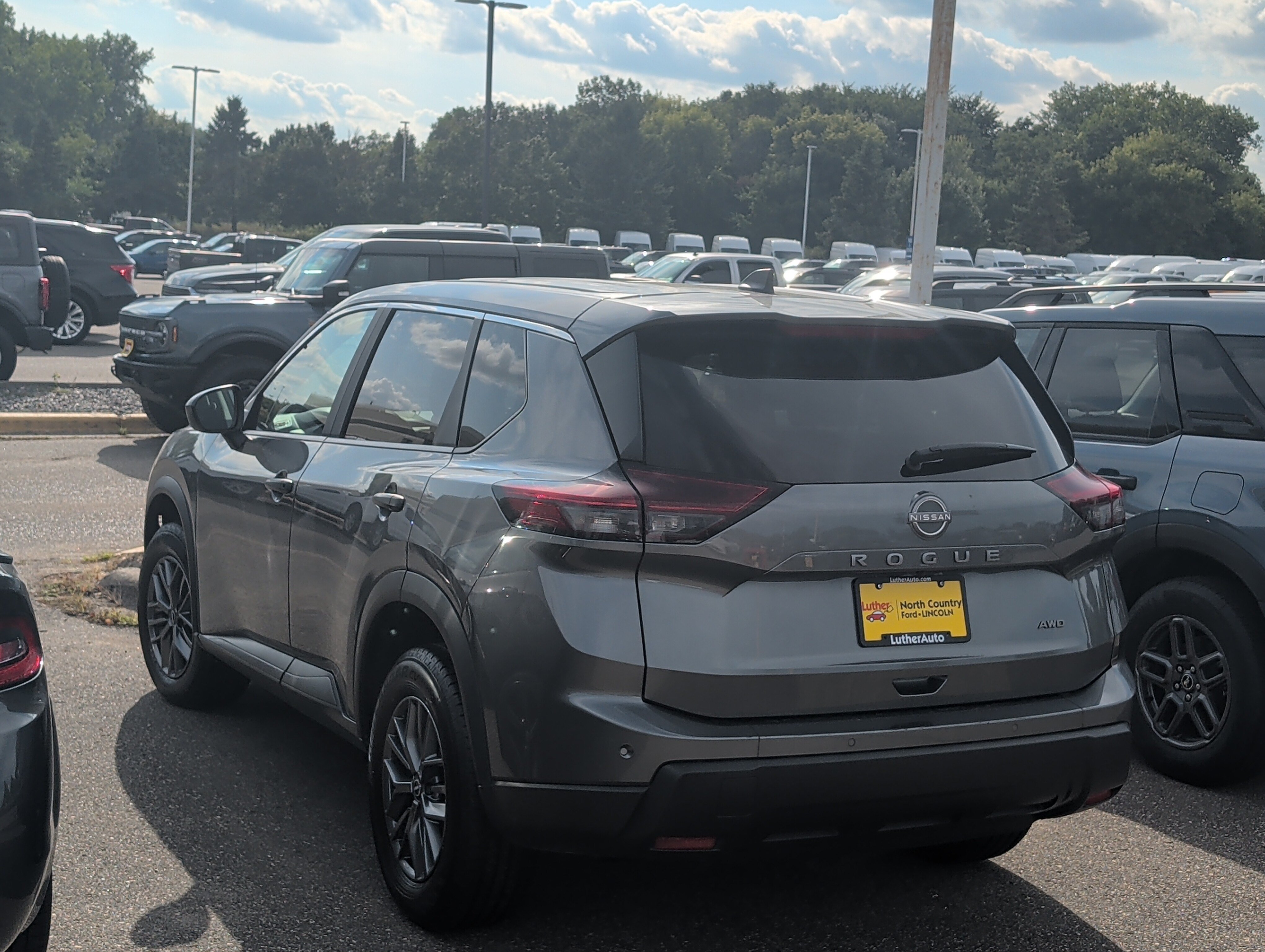 Used 2024 Nissan Rogue S AWD/4WD image 4