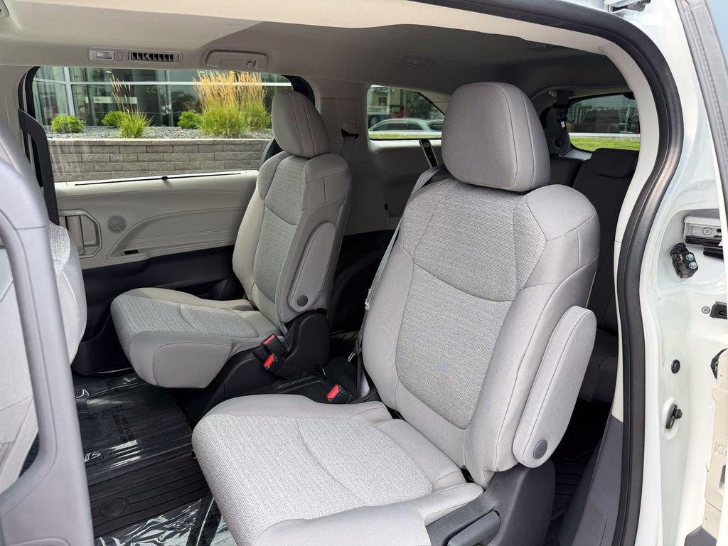 Used 2023 Toyota Sienna LE w/ LE Plus Package FWD image 13