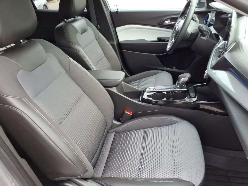 Used 2025 Chevrolet Trax LT w/ LT Convenience Package image 7