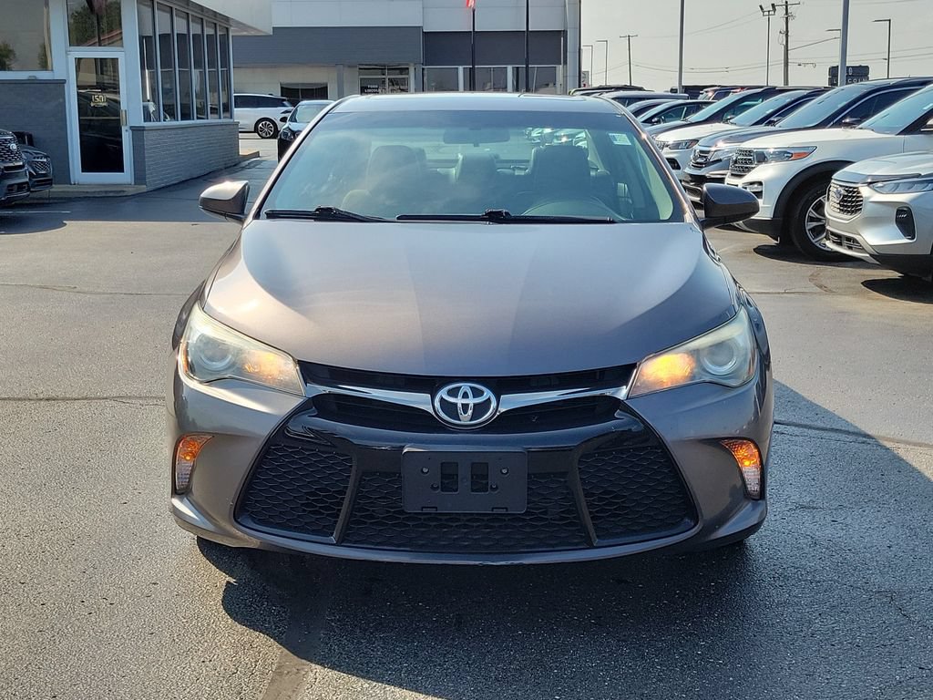 Used 2017 Toyota Camry SE w/ Moonroof Package FWD image 2