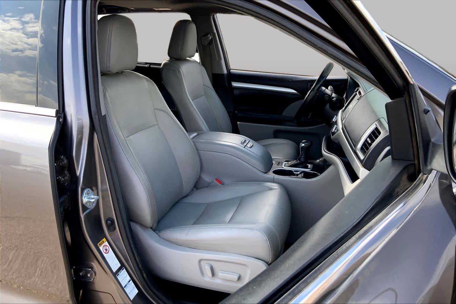 Used 2017 Toyota Highlander XLE AWD/4WD image 9