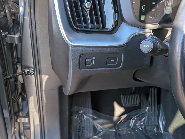 Used 2020 Volvo XC60 T5 Momentum w/ Protection Package Premier image 16