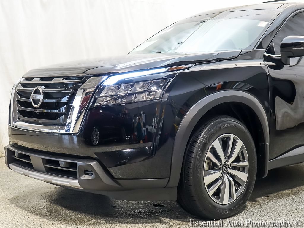 Used 2025 Nissan Pathfinder SL AWD/4WD image 3