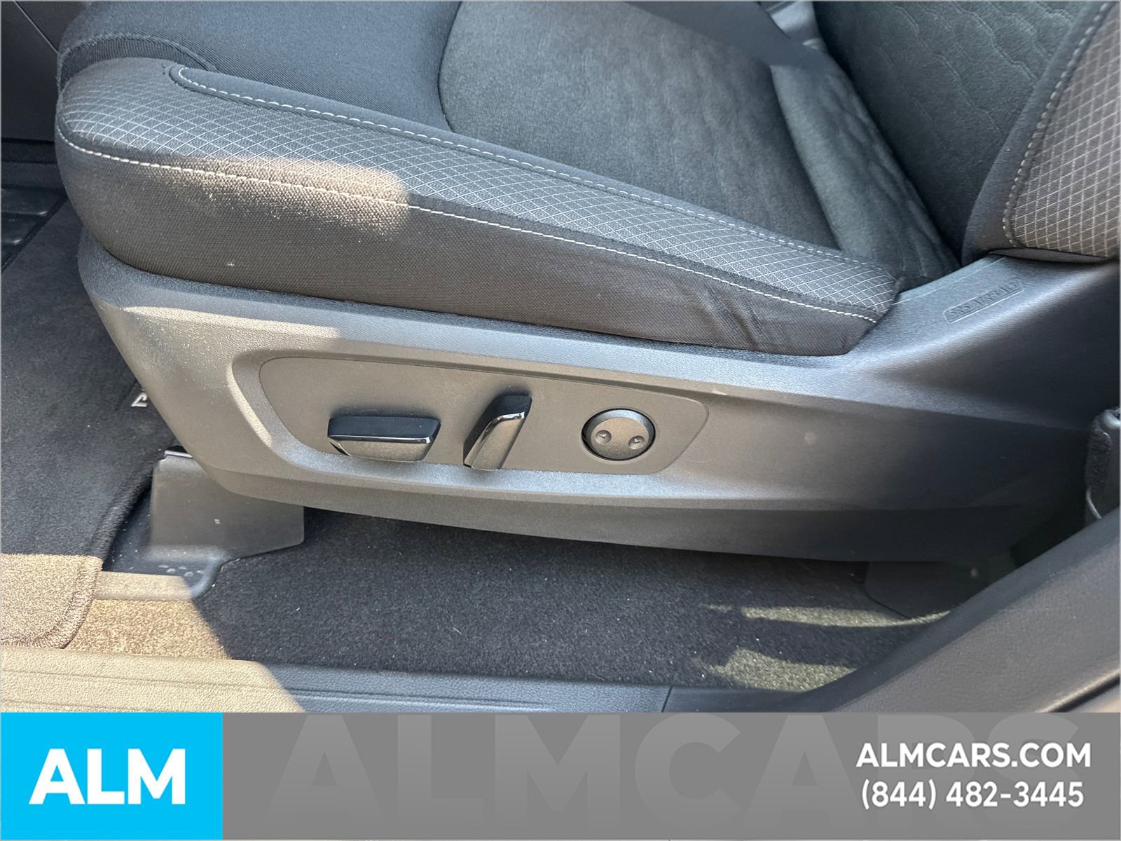 Used 2025 Nissan Pathfinder SV image 11