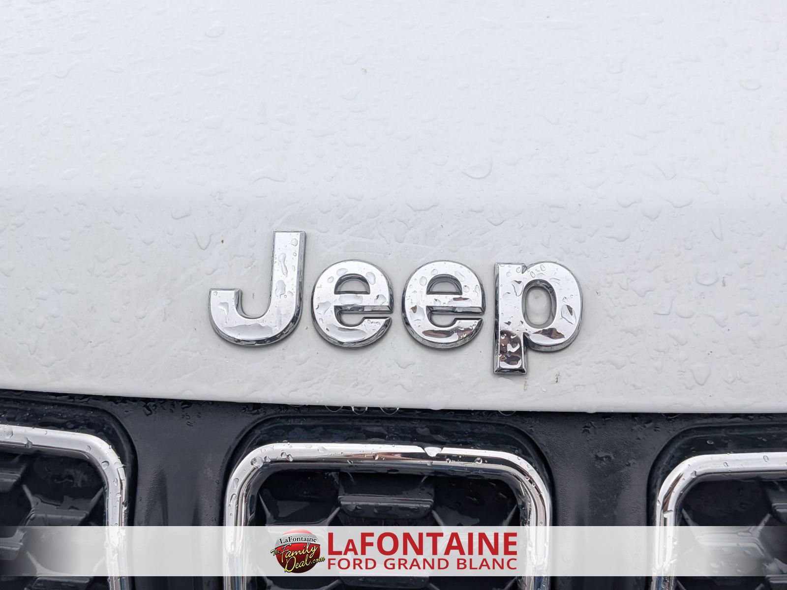 Used 2025 Jeep Compass Latitude w/ Sun & Sound Group AWD/4WD image 9