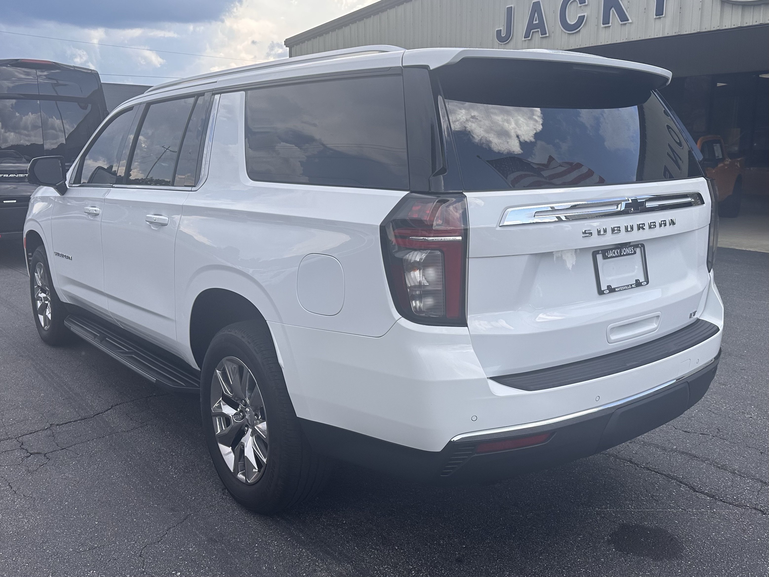 Used 2022 Chevrolet Suburban LT w/ LT Signature Package AWD/4WD image 8